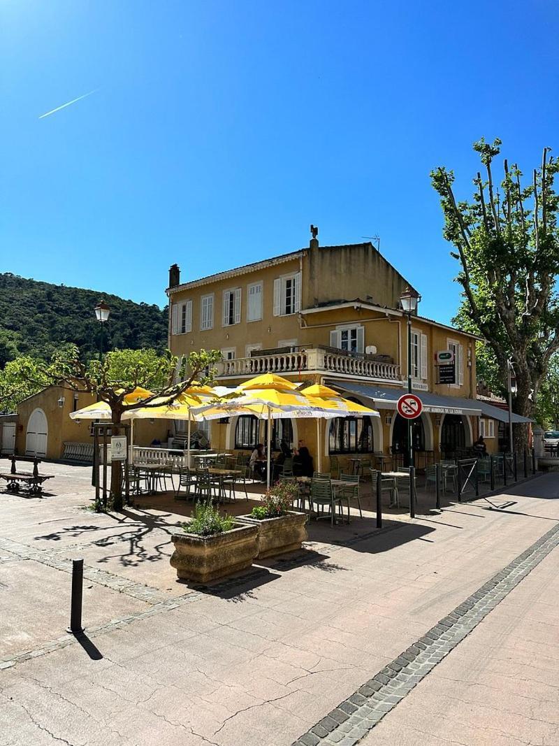 Hotel De La Loube La Roquebrussanne ภายนอก รูปภาพ
