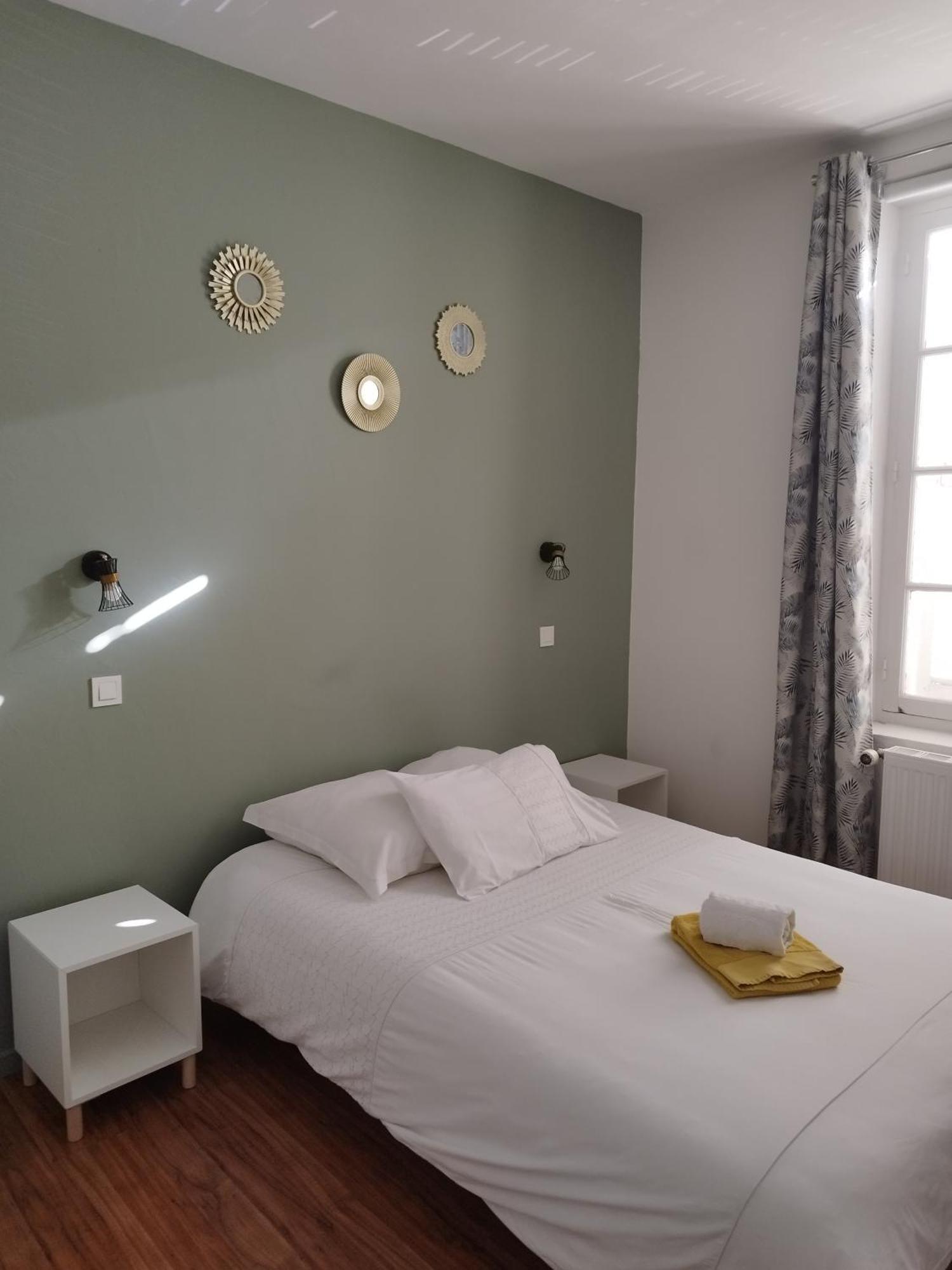 Hotel De La Loube La Roquebrussanne ภายนอก รูปภาพ