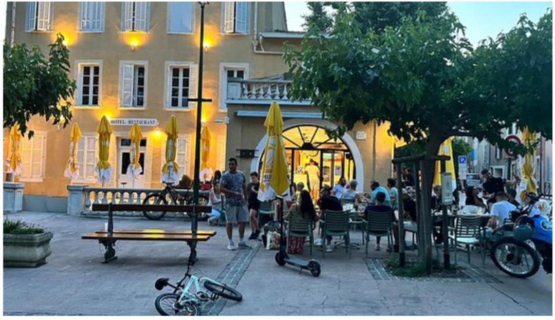 Hotel De La Loube La Roquebrussanne ภายนอก รูปภาพ